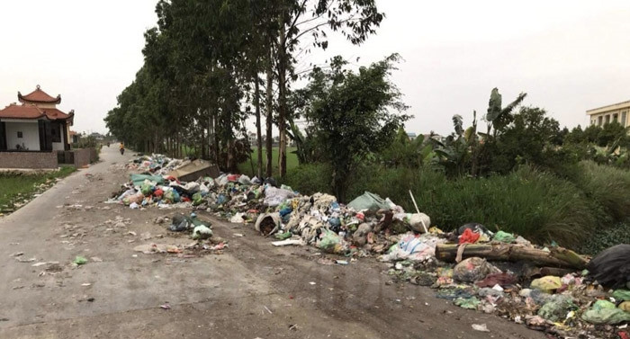 [Video] Đổ rác thải bừa bãi  trên đường liên thôn 